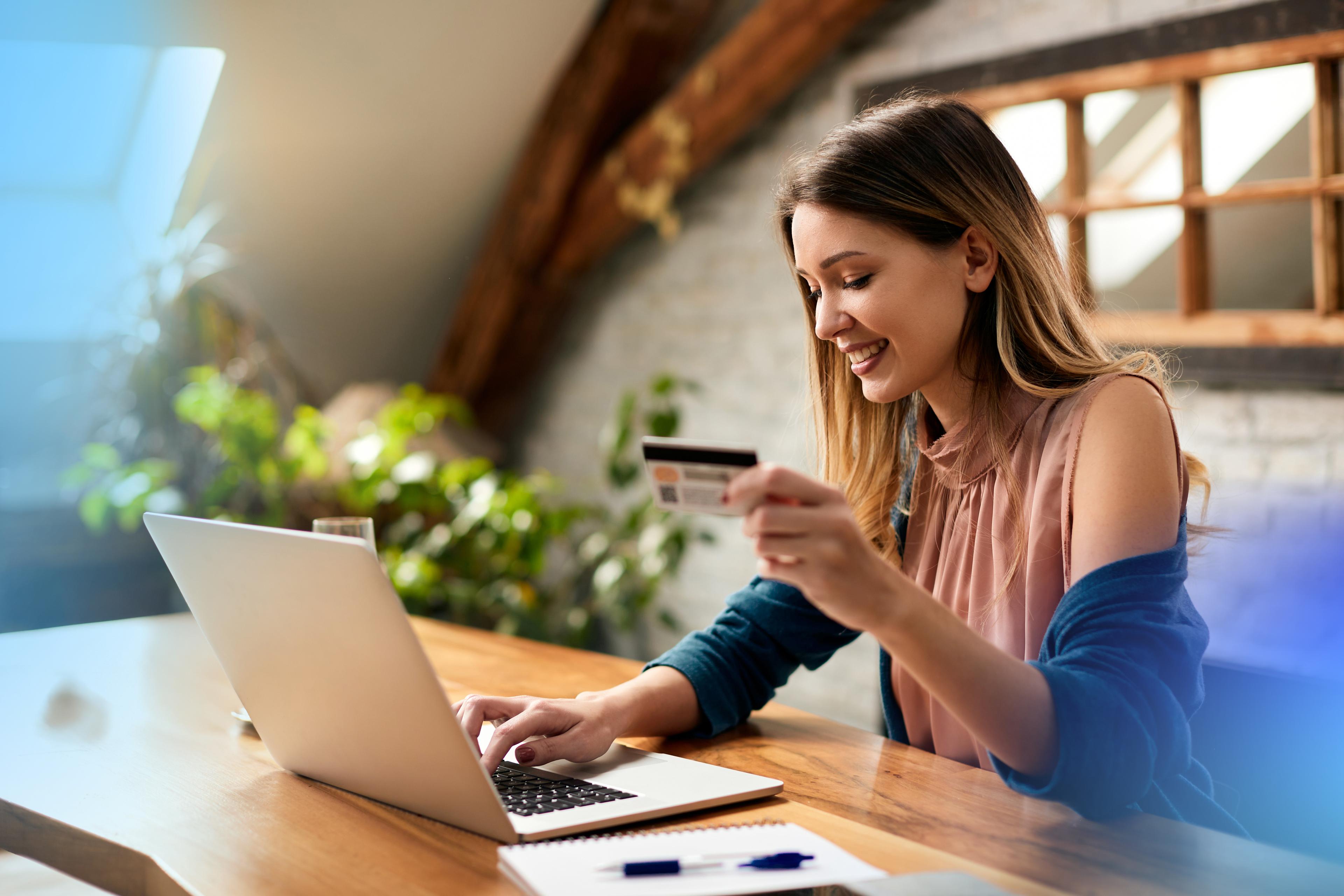 Chica comprando online